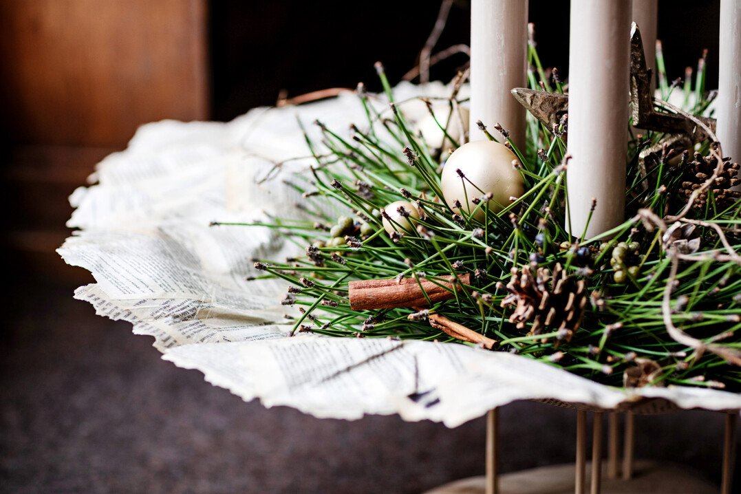 Die Kiefernnadeln wurden miteinander verklemmt und bilden so die Grundlage fr die gelegten Dekorationselemente. 