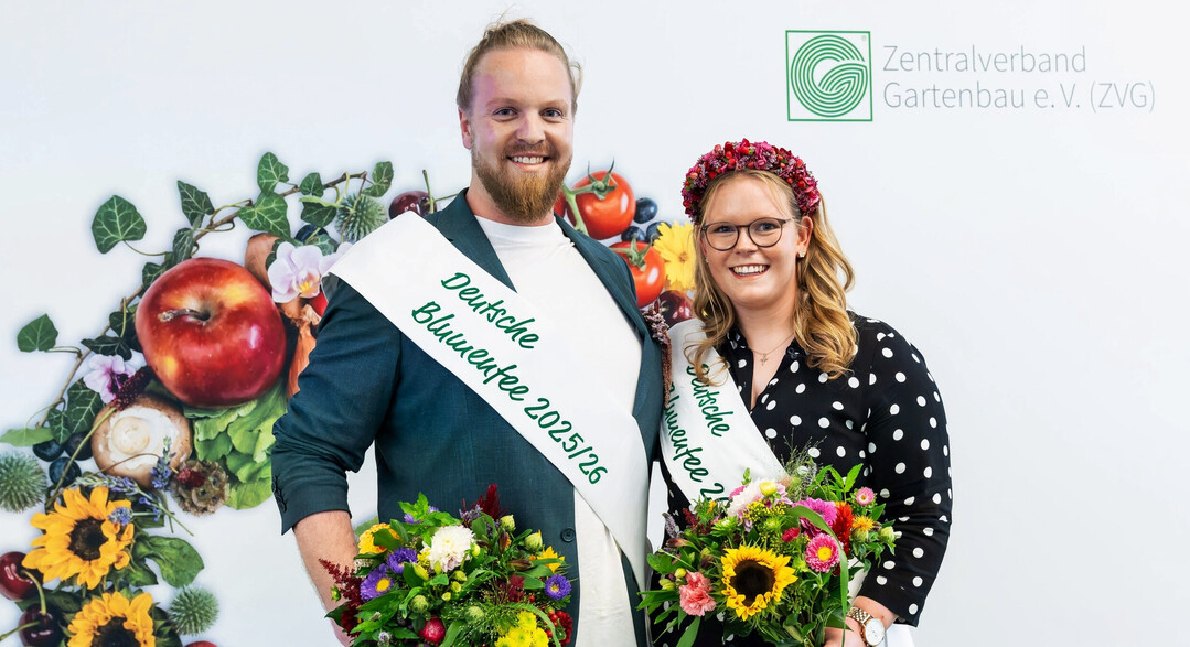 Hannes Schrader ist die Deutsche Blumenfee 2025/2025 - hier gemeinsam mit Vorgngerin Anne-Marie Bals