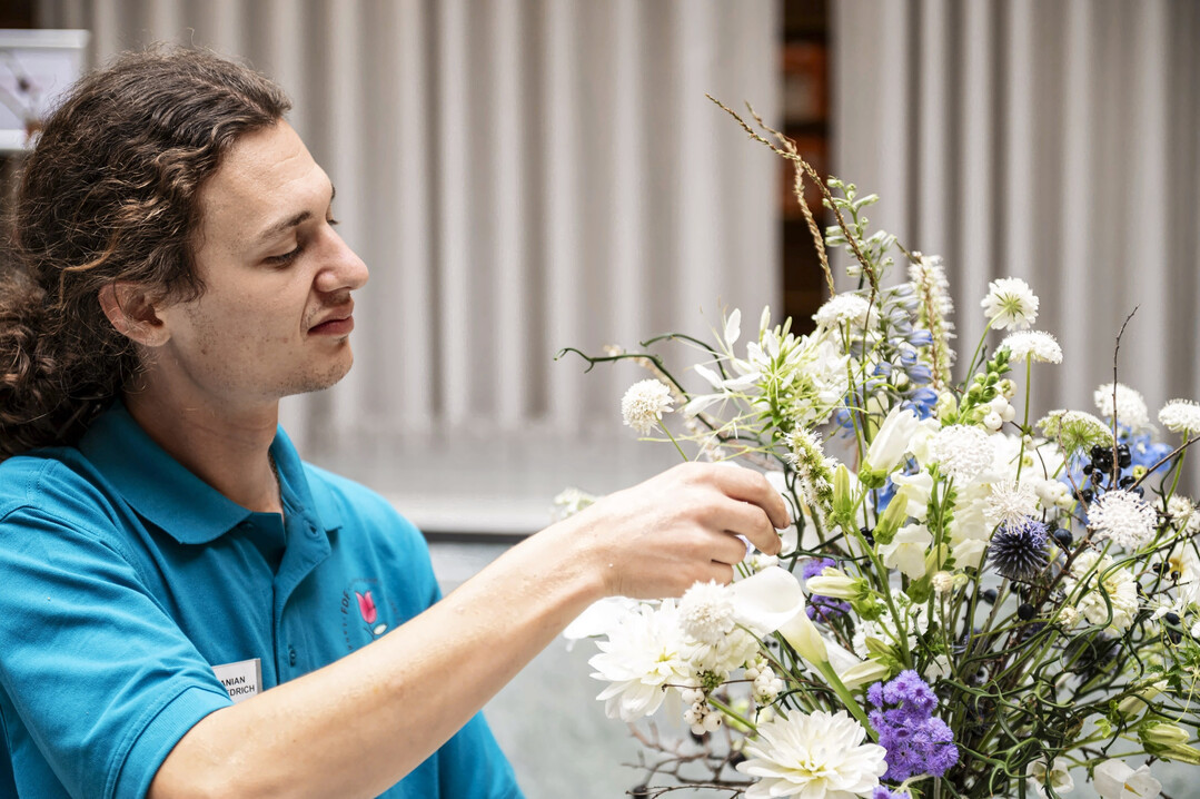 Anian Friedrich bei der Arbeit an seinem gebundenen Werkstck