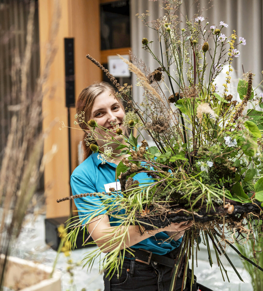 Annette Sippl bei der Arbeit an ihrem gebundenen Werkstck