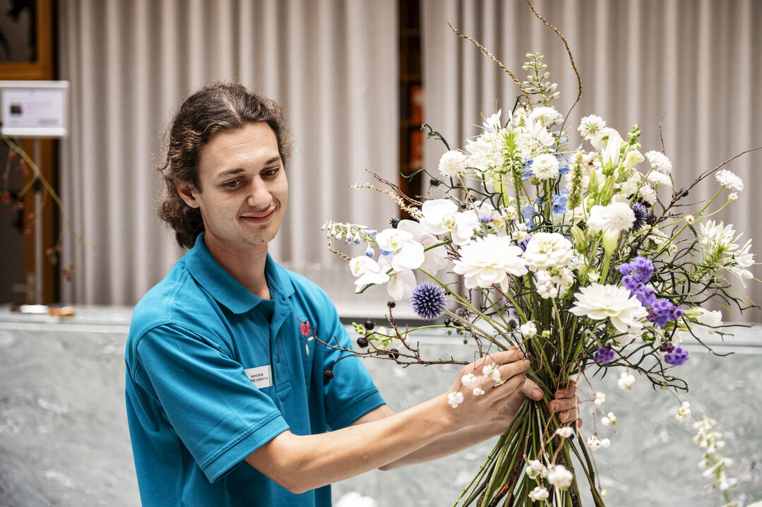 Anian Friedrich ist der neue Bayerische Meister der Floristen. Er erreichte 2023 beim internationalen Nachwuchswettbewerb Eurofleurs Rang 2. Anian Friedrich lst damit Tino Hoogterp als amtierenden Bayerischen Landesmeister ab.