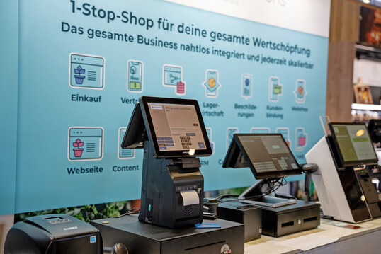 Self-Checkout-Kassen helfen Personalprobleme zu verringern und ermglichen mehr Beratungszeit.