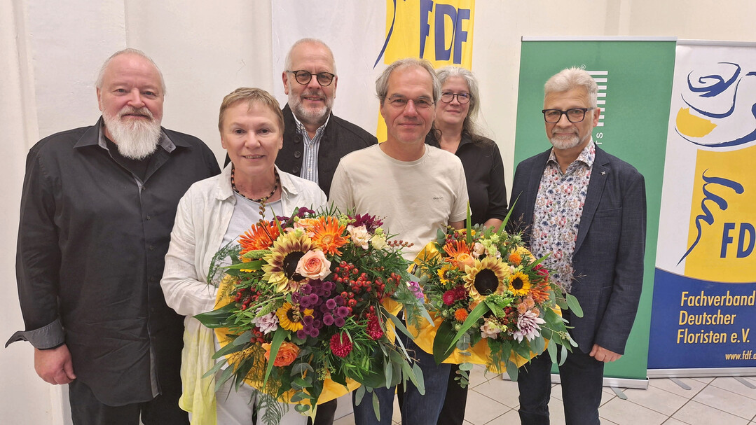Ulrike Linn (2.v.l.) Geschftsfhrerin des FDF-Hessen-Thringen, wurde nach 26 Jahren mit herzlichen Worten verabschiedet. Sie geht zum Ende des Jahres in den Ruhestand. Auch Kai Jentsch (4.v.l.), Prsident des FDF Nord, wurde nach rund 25 Jahren aus dem Prsidium verabschiedet. Er stellt sich bei den nchsten Vorstandswahlen seines Landesverbands Nord nicht zur Wiederwahl. 
