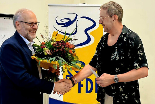 Kreativ-Direktor Manfred Hoffmann (r.), der über zwei Jahrzehnte die kreativen Projekte für den FDF leitete, wurde im Rahmen der Mitgliederversammlung von FDF-Präsident Klaus Götz mit herzlichen Worten verabschiedet. Als Floristmeister und kreativer Kopf war er über viele Jahre der Experte für blumige Trends und Designs beim FDF, seine Nachfolge tritt die Event-Floristin Elisabeth Schoenemann aus Hamburg an.
