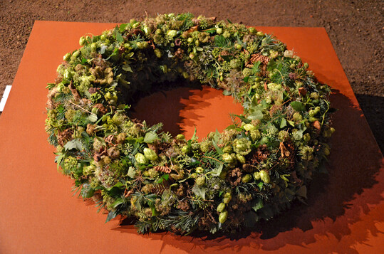 Der Kranz von
<b> Karin Füreder</b>
hatte das Thema „Wald und Waldboden“. Alle Materialien sammelte sie selbst in einem Mischwald.