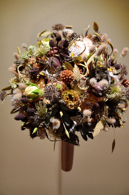 <b>Sarah von Aarburg </b>
wählte für ihren Brautstrauß vielfältige Floralien mit morbider Farbgebung.
Mit Faszination stehen die Besuchenden immer wieder vor den gewählten Floralien. Oft entstehen Gespräche, weil selbst das Fachpublikum manche Blumen, manches Grün noch nie gesehen hat und nicht bestimmen kann. Für die Meisterinnen aus Zwettl gehört es dazu, attraktive Gräser und Wildstauden zu sammeln, um die florale Ausdruckskraft zu erhöhen. Die Materialvielfalt und Unterschiedlichkeit in den Werkstücken sind dadurch enorm. Die Umgebung des Stifts lädt ein, die Natur zu erkunden.