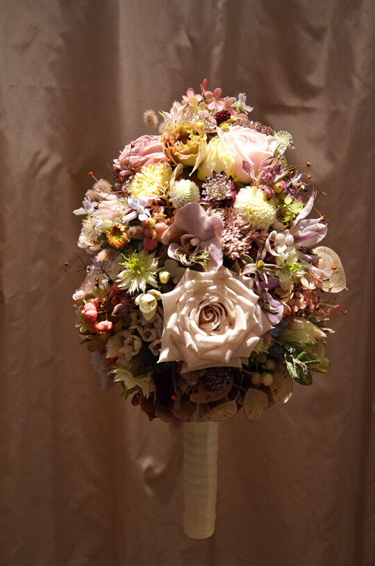 Im Brautschmuck von
<b>Kevin Wieland </b>
wurden alle Floralien zu einem Strauß gebunden.