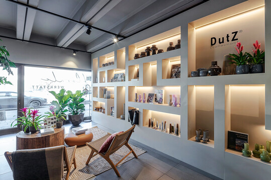 Florale Atmosphre mit Klangkulisse: In der Floralen Werkstatt in Lana unterstreicht dezente Hintergrundmusik das Einkaufserlebnis. Die knapp 200m groe Verkaufsflche wurde mit Lautsprechern von NewTec Design : Audio ausgestattet. Das Floristen-Team lsst hier einen Mix aus aktuellen Radio-Hits und Chill-Out-Musik laufen.