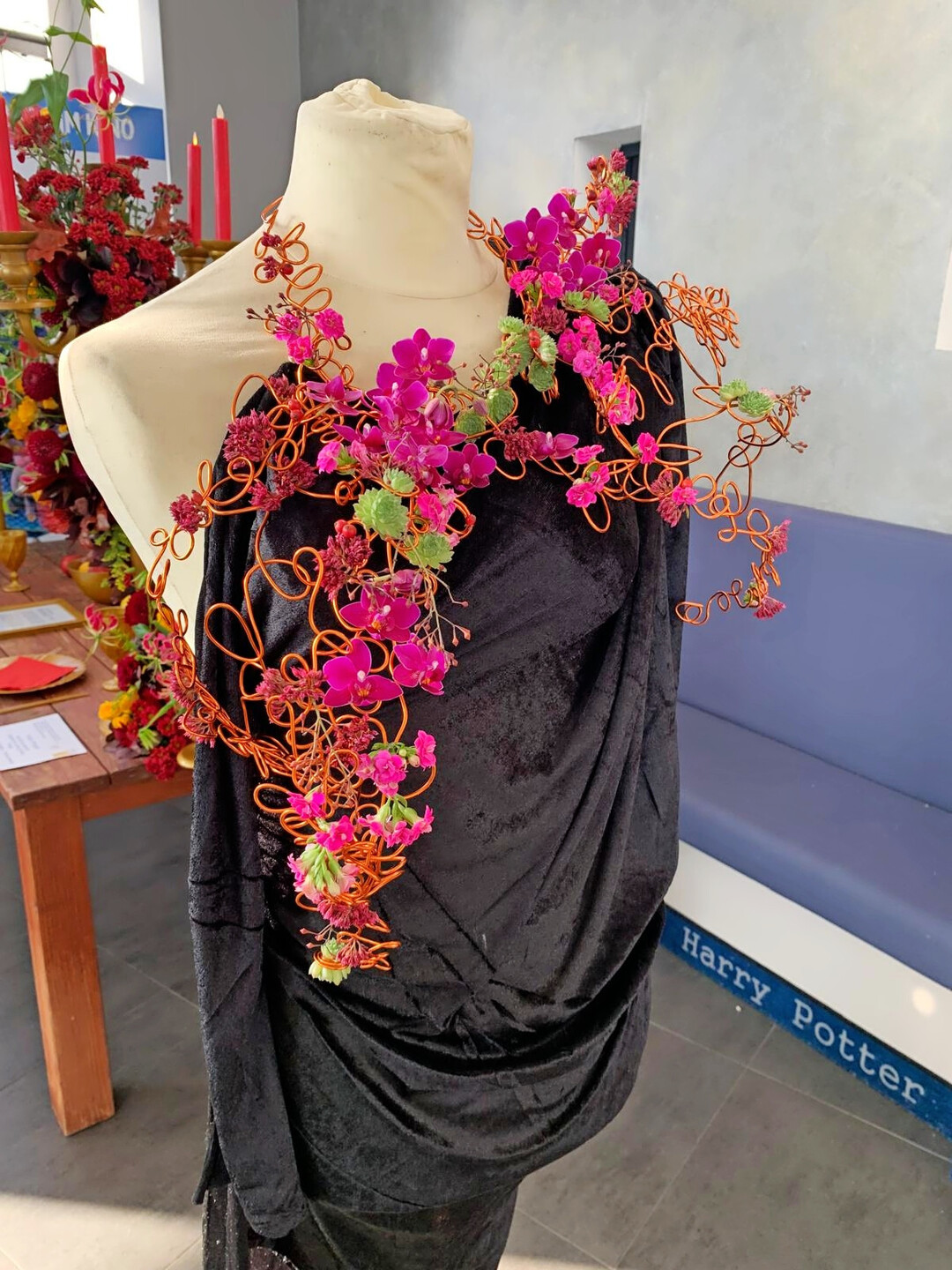Zudem sollte ein Brautschmuck gefertig werden.