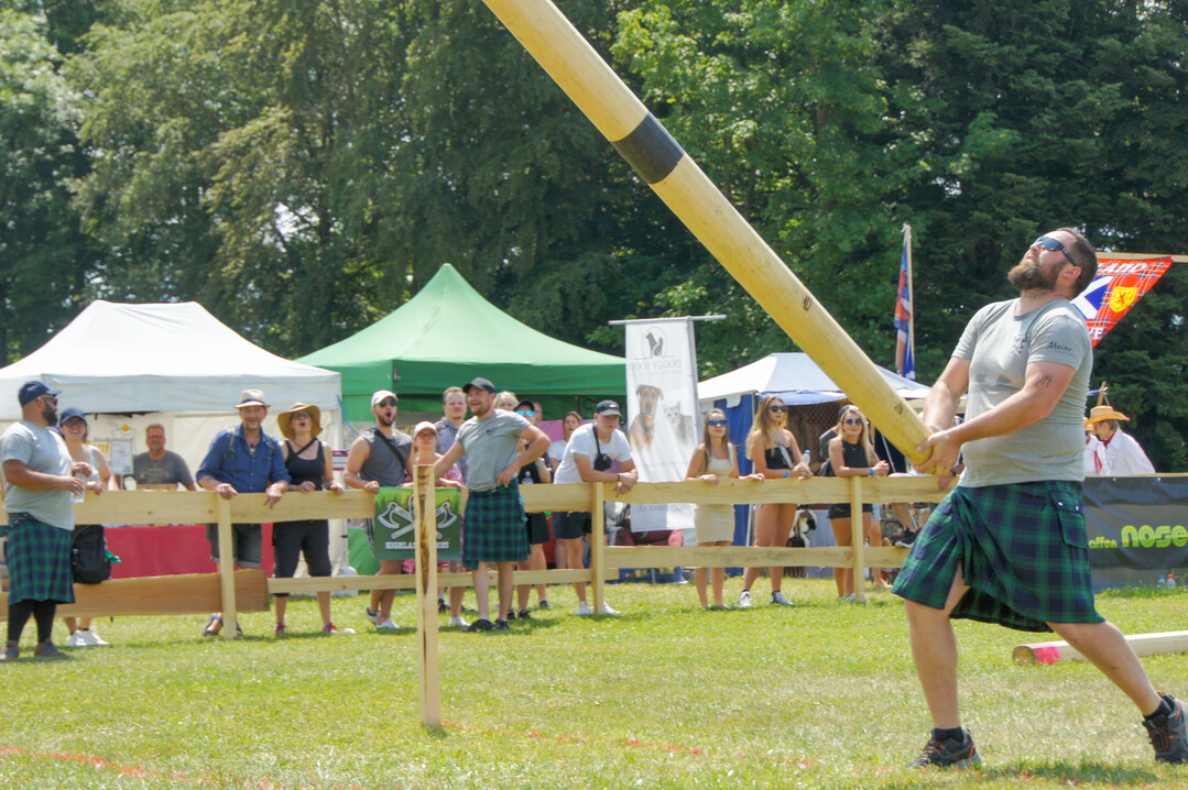 Auch der Baumstammweitwurf stand auf dem Programm.