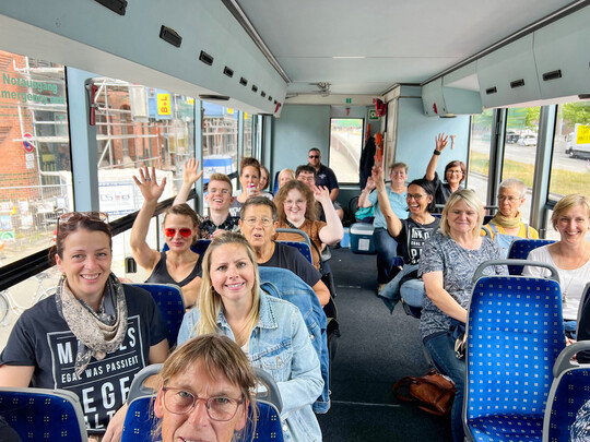 Nach der Stadtrundfahrt fuhr der Bus in die Elbe – ein Überraschungsevent bei Grewe.