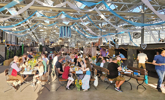 Ein Oktoberfest ist nicht genug: im Gartencenter Seebauer in München feiern die Mitarbeiter noch einmal eine eigene Wiesn.