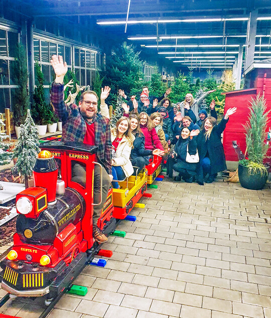 Seebauer-Weihnachtsfeier mit Snow-Express und Verkaufshütten.