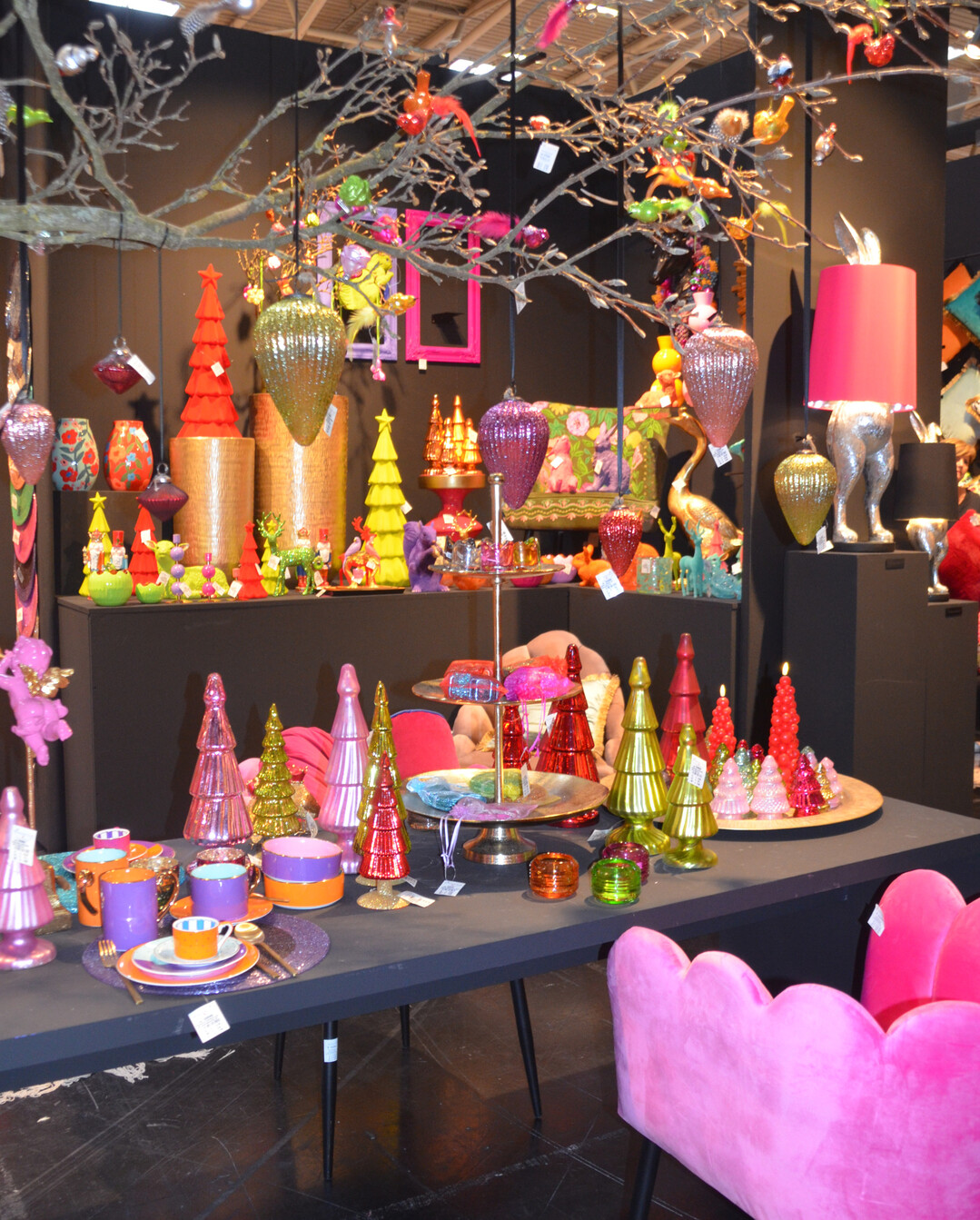 Weihnachten in knallbunt  am Stand von Werner Vo 