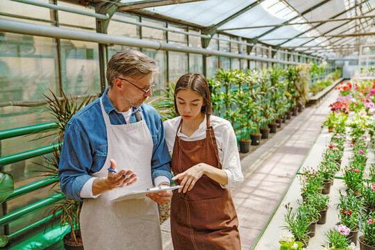 Im Dialog mit dem Team: Echte Fhrung entsteht nicht durch Anweisungen, sondern durch Verstndnis, Kommunikation und gemeinsames Handeln.