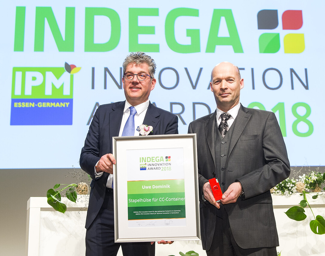 Verleihung des INDEGA-IPM Innovation Award 2018. Frank Lock (links), Präsident der Interessenvertretung der Deutschen Industrie für den Gartenbau e.V. überreichte den INDEGA-IPM Innovation Award 2018 an Uwe Dominik.