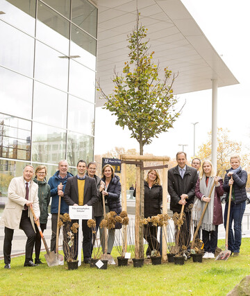 Partnerland Belgien schenkt der Messe Essen als Symbol der Verbundenheit zur Weltleitmesse des Gartenbaus IPM ESSEN eine Sommerlinde. Im Bild von links nach rechts: Oliver P. Kuhrt, Geschftsfhrer der Messe Essen; Miet Poppe, Fachberaterin fr die Baumschulwirtschaft beim Belgischen Verband fr Zierpflanzenbau AVBS; Lucien Verschoren, Vorsitzender der AVBS-Fachgruppe Baumschulwirtschaft; Pieter Van Oost, AVBS-Geschftsfhrer; Andrea Hlker, Projektleiterin, Messe Essen; Ilka Zoppa, Referentin Marketing, Messe Essen; Sabina Grokreuz, Geschftsbereichsleitern Marketing; Helmut Rskamp, Vize-Prsident des Landesverbandes Gartenbau Nordrhein-Westfalen; Koen Vanswijgenhoven, Geschftsfhrer Deutschland von Flanderns Agrar-Marketing-Bro VLAM; Marie Arnauts, VLAM-Promotion-Managerin Grne Branche; Daniela Mhlen, Geschftsbereichsleiterin Kommunikation & Werbung, Messe Essen.