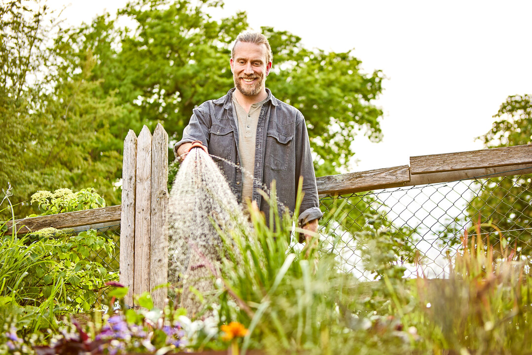 Erde und Wasser, die Essenz für gutes Pflanzenwachstum im Hausgarten.