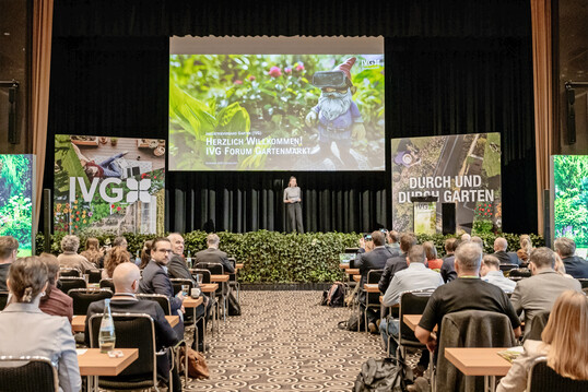 Anna Hackstein begrüßt die rund 200 Teilnehmenden des IVG Forums Gartenmarkt in Düsseldorf.