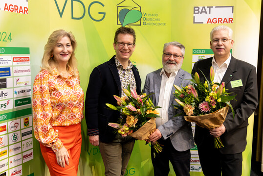 Martina Mensing Meckelburg, VDG-Prsidentin, gratuliert den wiedergewhlten Vorstandsmitgliedern Heiko Mencke, Thomas Busch und Norbert Langes (v.l.)