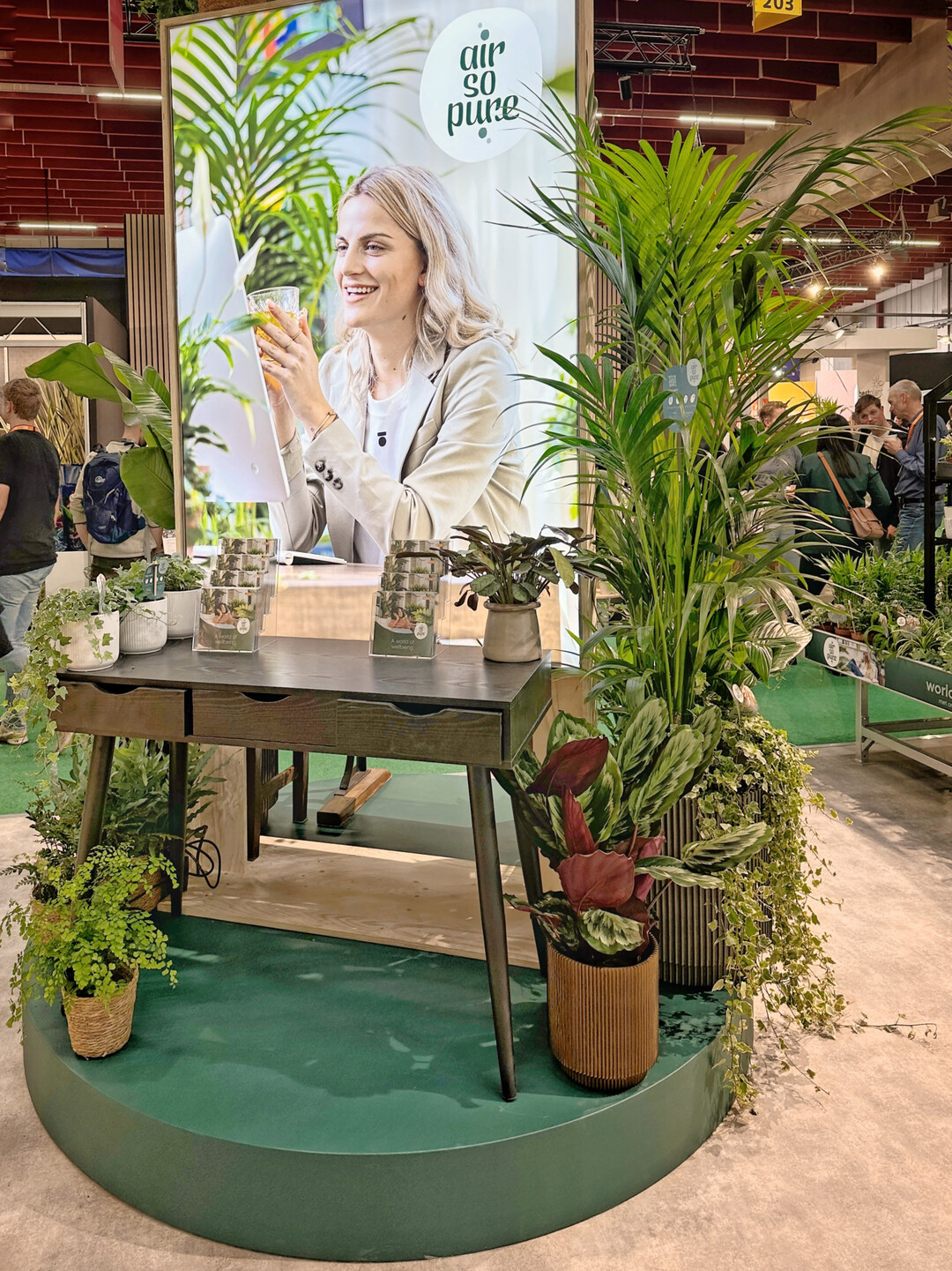 Auf der Trade Fair zeigte Air So Pure vielf�ltige Pr�sentationsm�glichkeiten f�r den POS � unter anderem vier dekorative Insel-L�sungen mit Leucht-Displays mit den Air So Pure Key Visuals. 