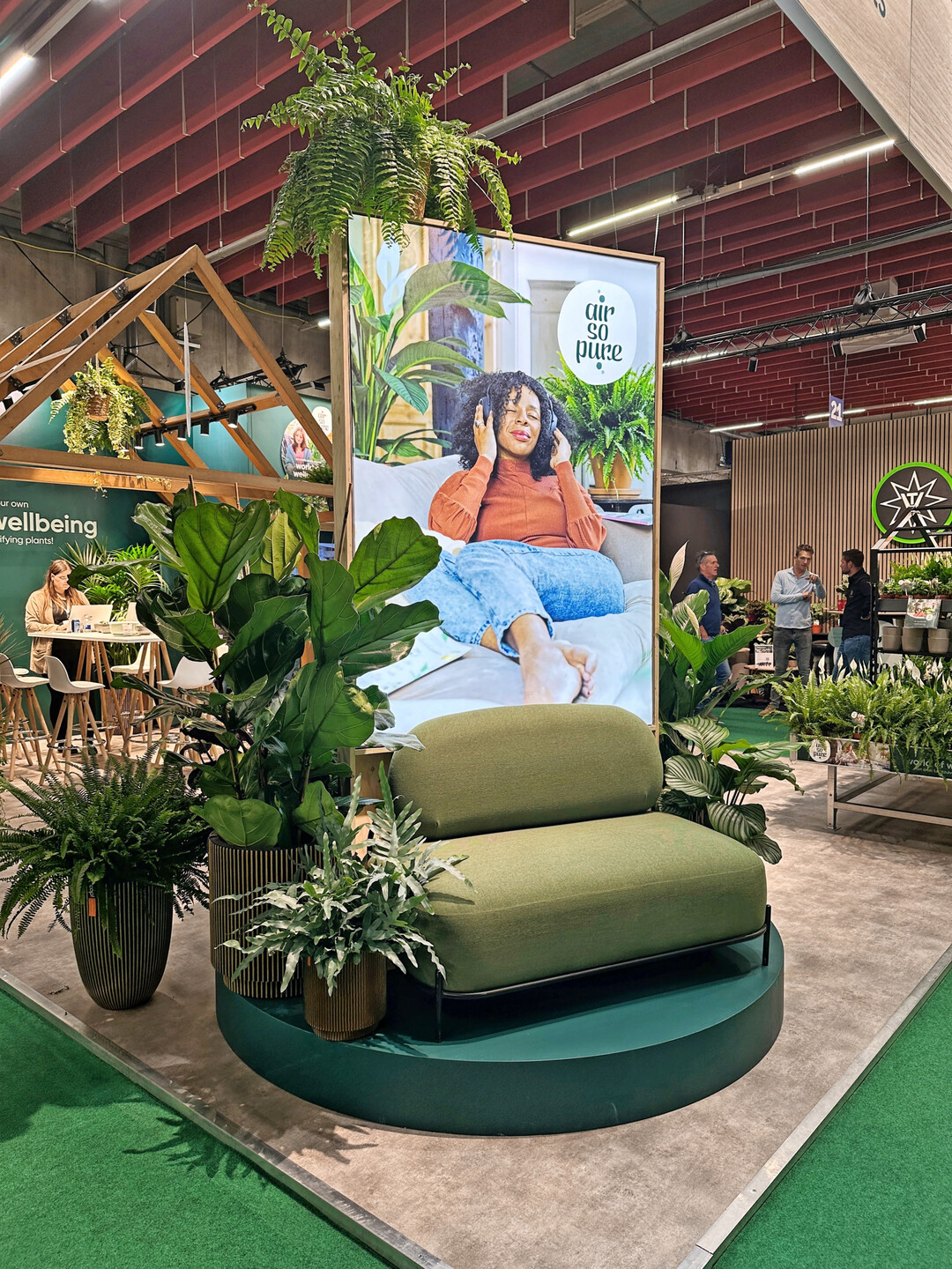 Hier wurden die vier Air So Pure Themenwelten – Wohnen, Arbeiten, Lernen und Entspannen – exemplarisch mit luftreinigenden Pflanzen und Lifestyle-Elementen für den POS inszeniert.