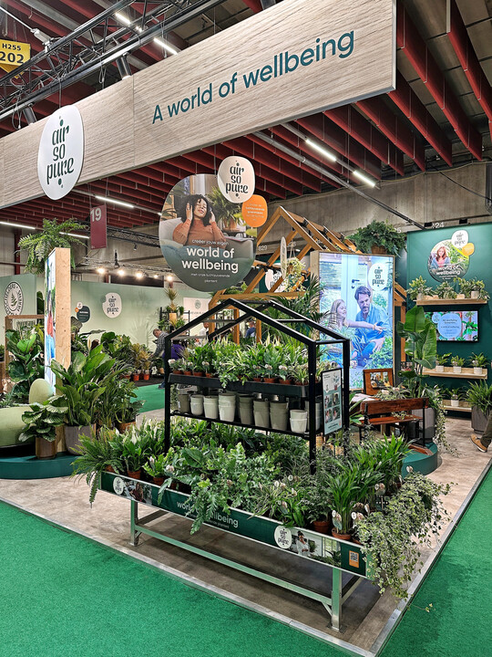 Auf der Trade Fair stellte Air So Pure ein neues Pr�sentationsm�bel vor, das einen Tisch mit einem Regal kombiniert � so k�nnen mehr Produkte auf der Fl�che pr�sentiert werden. Zus�tzliche h�ngende Displays stellen die Marke klar in den Fokus und sorgen f�r mehr Orientierung auf der Fl�che.