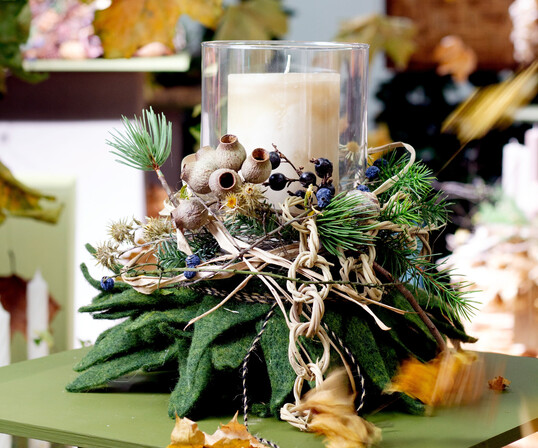 Hier zeigt sich Anja Ersings Strke fr Natrlichkeit: Frchte, Zweige und handgearbeitete Strukturen bringen die Waldstimmung direkt in den Verkaufsraum.