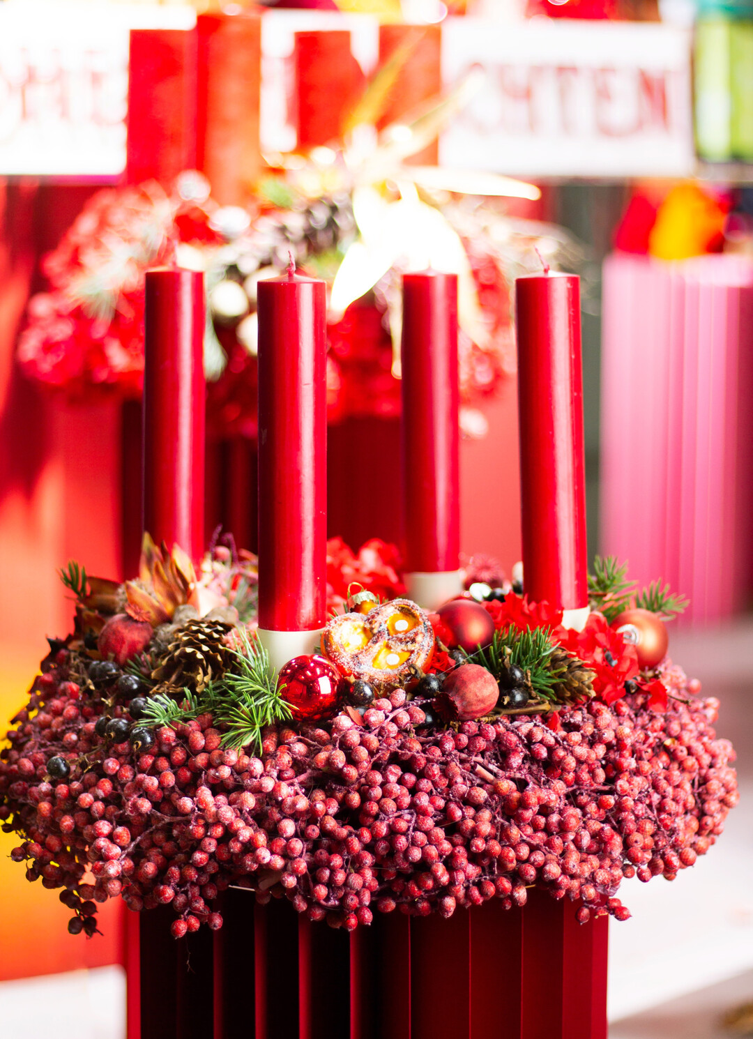 Warm, festlich und dennoch leicht: Die Kombination aus goldenem Schimmer und krftigen Rot-Tnen erinnert an die klassische Weihnachtszeit, neu interpretiert.