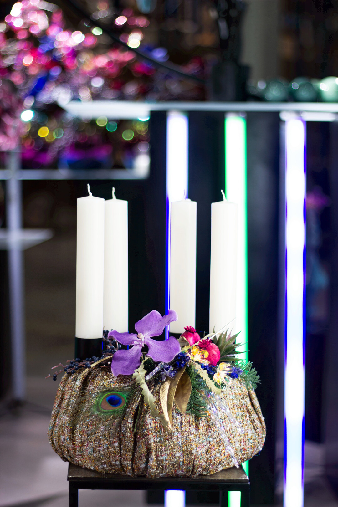 Ein mutiger, reduzierter Look fr die Trendbewussten: Glnzende Oberflchen, intensive Farben und klare Formen treffen auf florale Akzente in Lila und Pink. Diese Werkstcke bringen Bewegung und Licht in moderne Verkaufsflchen  perfekt fr Schaufenster mit Eyecatcher-Charakter und jngeres Publikum.