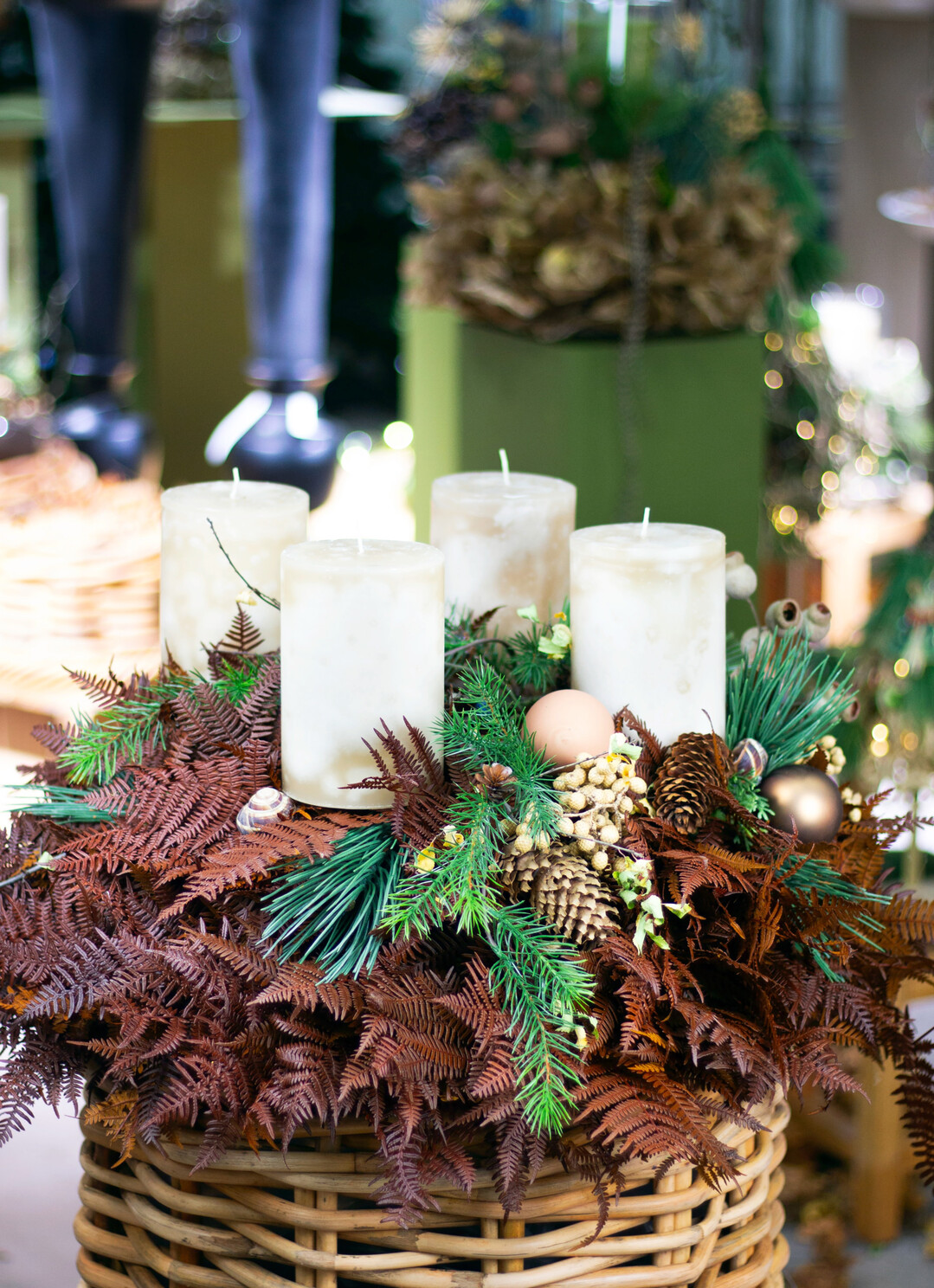 Die Kombination aus matten Grntnen, groben Texturen und handwerklicher Raffinesse inspiriert zur Dekoration im Landhaus- oder Chaletstil  authentisch, bodenstndig und dabei uerst verkaufsstark.
