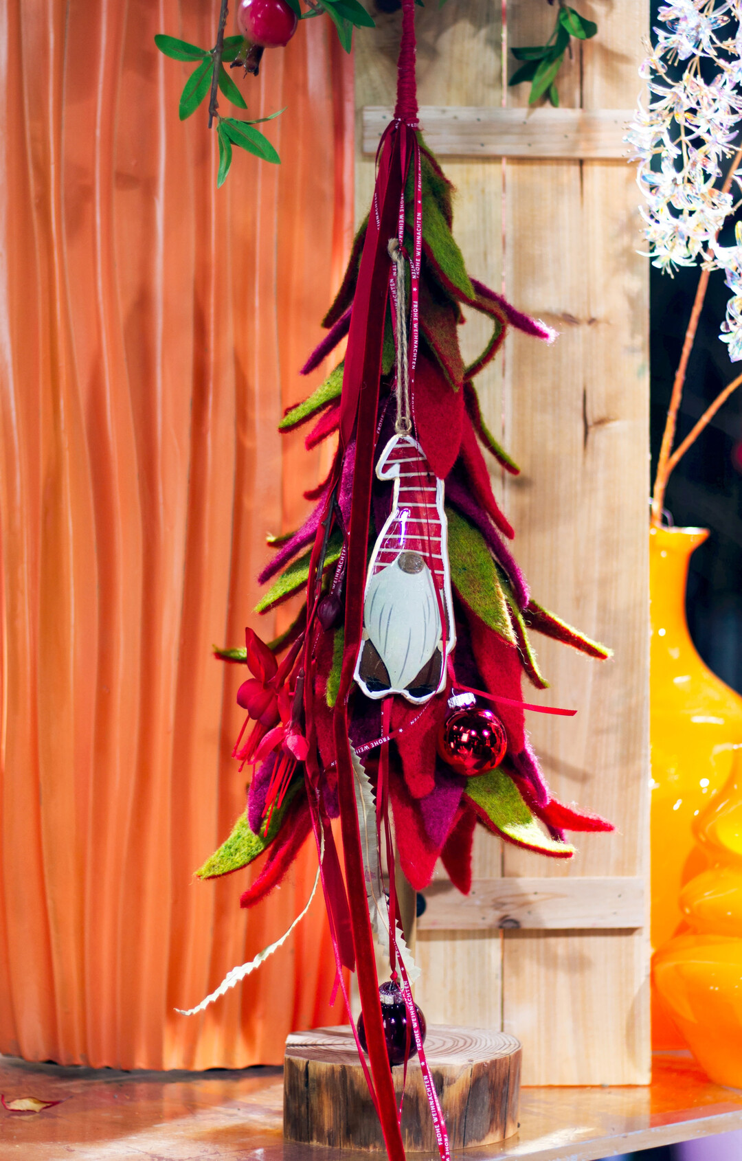 Warm, festlich und dennoch leicht: Die Kombination aus goldenem Schimmer und krftigen Rot-Tnen erinnert an die klassische Weihnachtszeit, neu interpretiert.