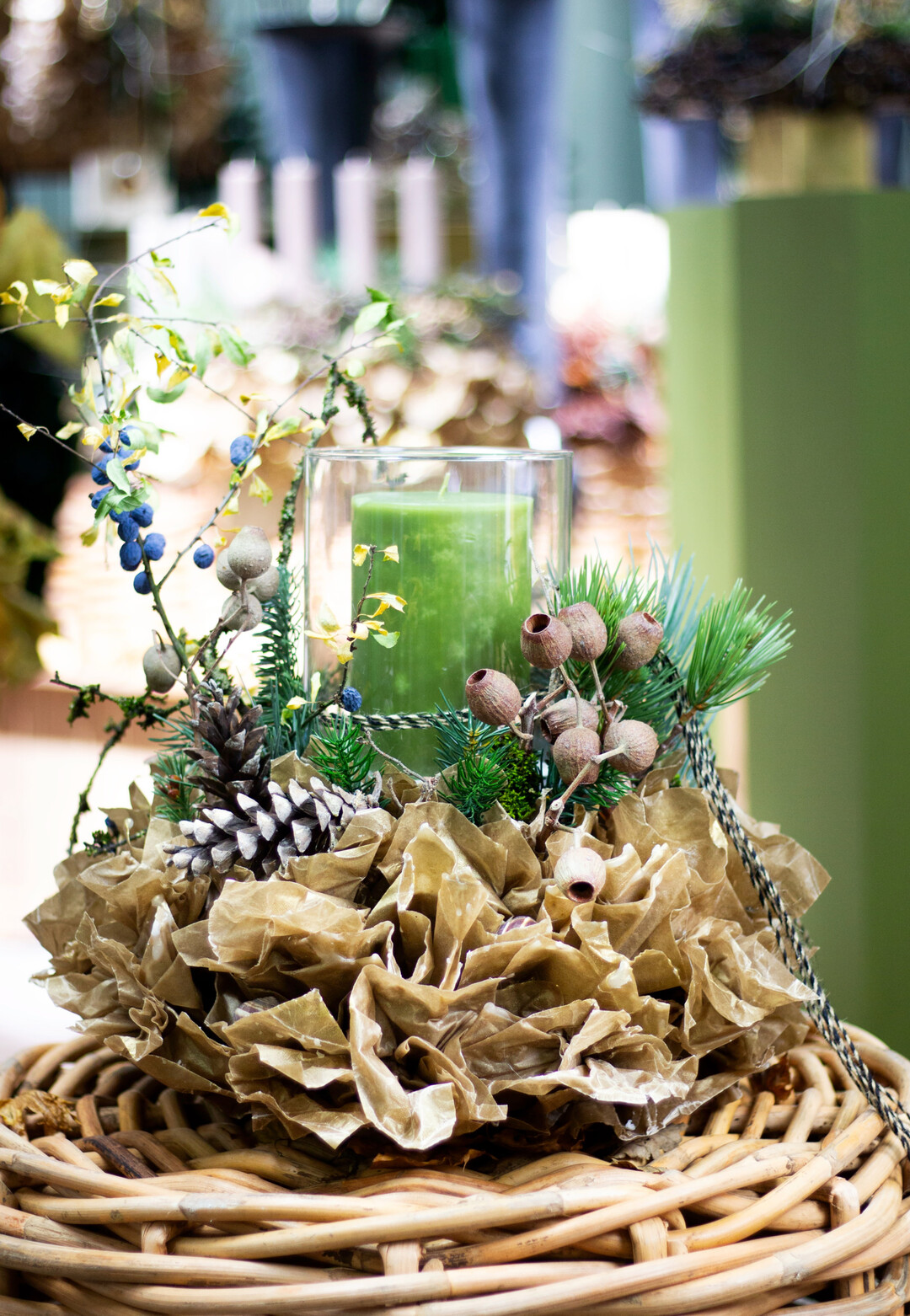 Die Kombination aus matten Grntnen, groben Texturen und handwerklicher Raffinesse inspiriert zur Dekoration im Landhaus- oder Chaletstil  authentisch, bodenstndig und dabei uerst verkaufsstark.