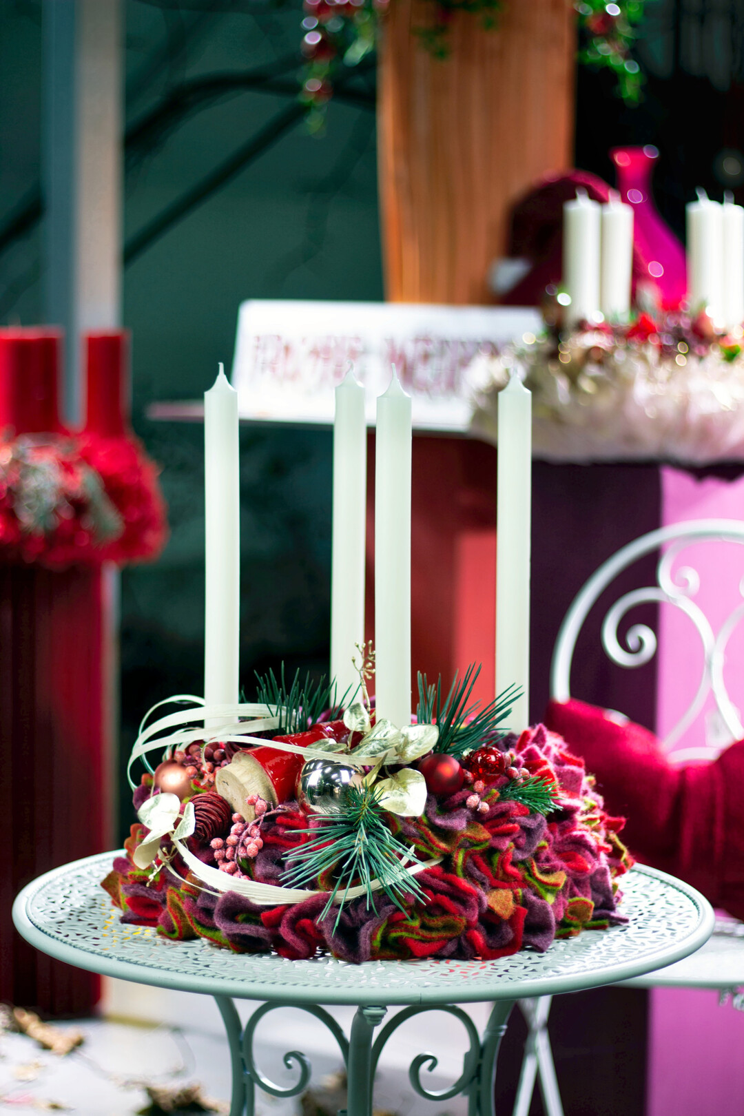 Warm, festlich und dennoch leicht: Die Kombination aus goldenem Schimmer und krftigen Rot-Tnen erinnert an die klassische Weihnachtszeit, neu interpretiert.