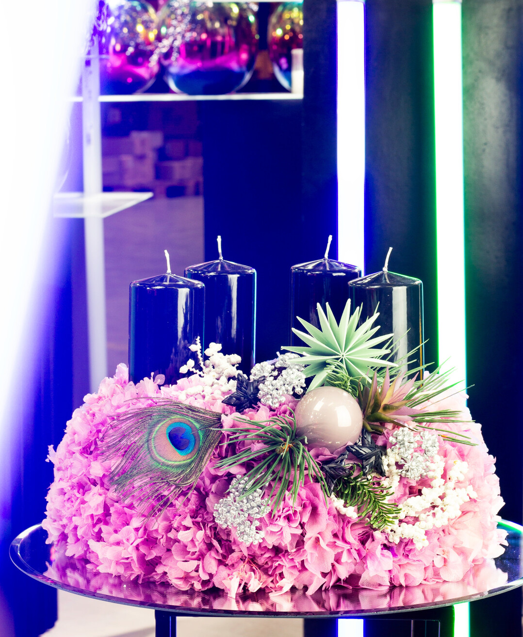 Ein mutiger, reduzierter Look fr die Trendbewussten: Glnzende Oberflchen, intensive Farben und klare Formen treffen auf florale Akzente in Lila und Pink. Diese Werkstcke bringen Bewegung und Licht in moderne Verkaufsflchen  perfekt fr Schaufenster mit Eyecatcher-Charakter und jngeres Publikum.