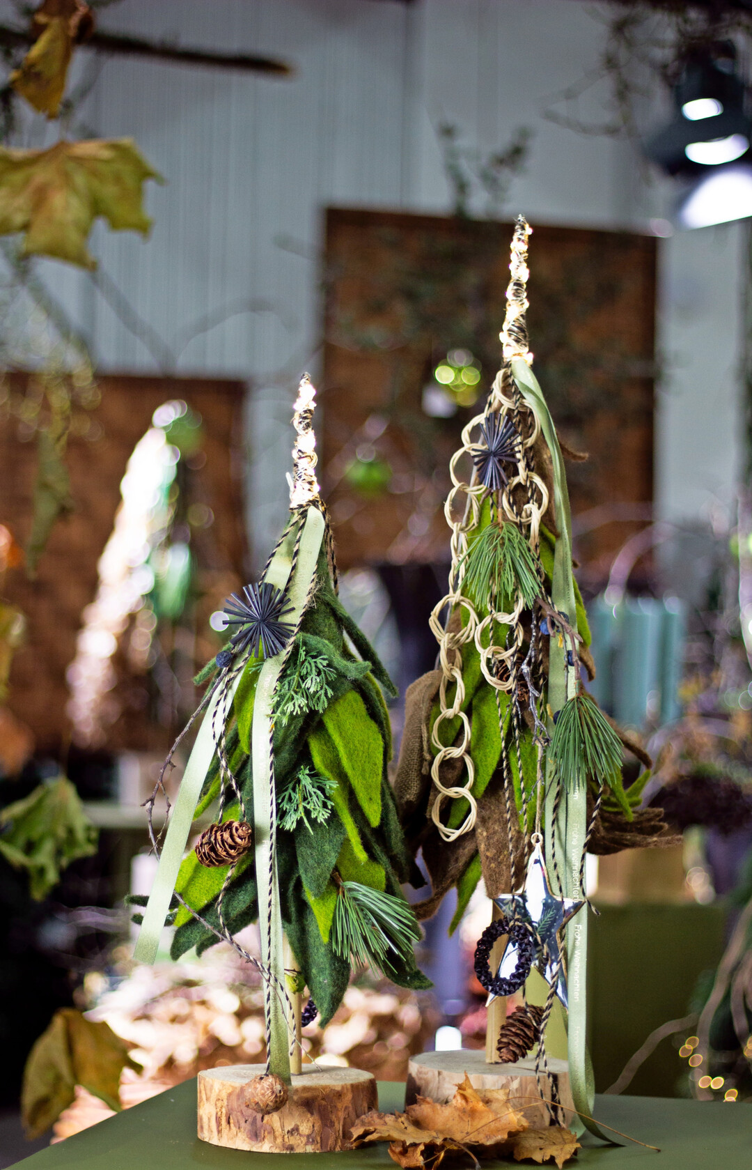 Die Kombination aus matten Grntnen, groben Texturen und handwerklicher Raffinesse inspiriert zur Dekoration im Landhaus- oder Chaletstil  authentisch, bodenstndig und dabei uerst verkaufsstark.