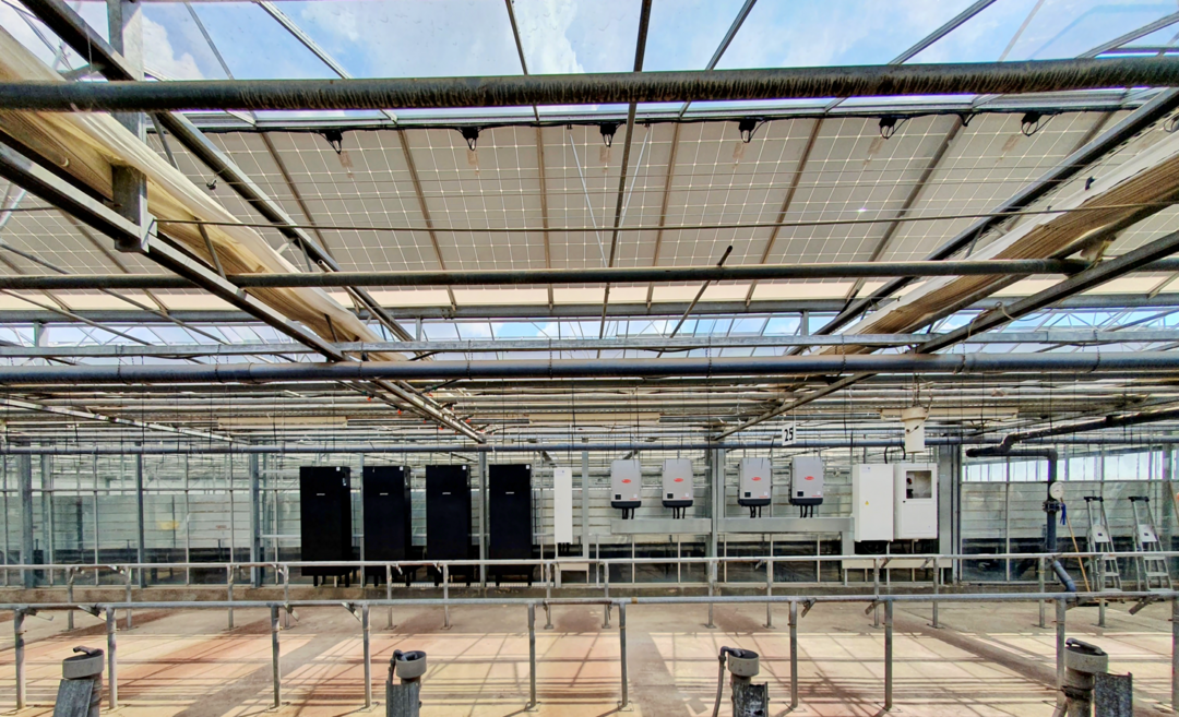 Eine mit Photovoltaik-Modulen schattierte Arbeitshalle mit Batteriespeicher und angepasster Hauptstromverteilung.