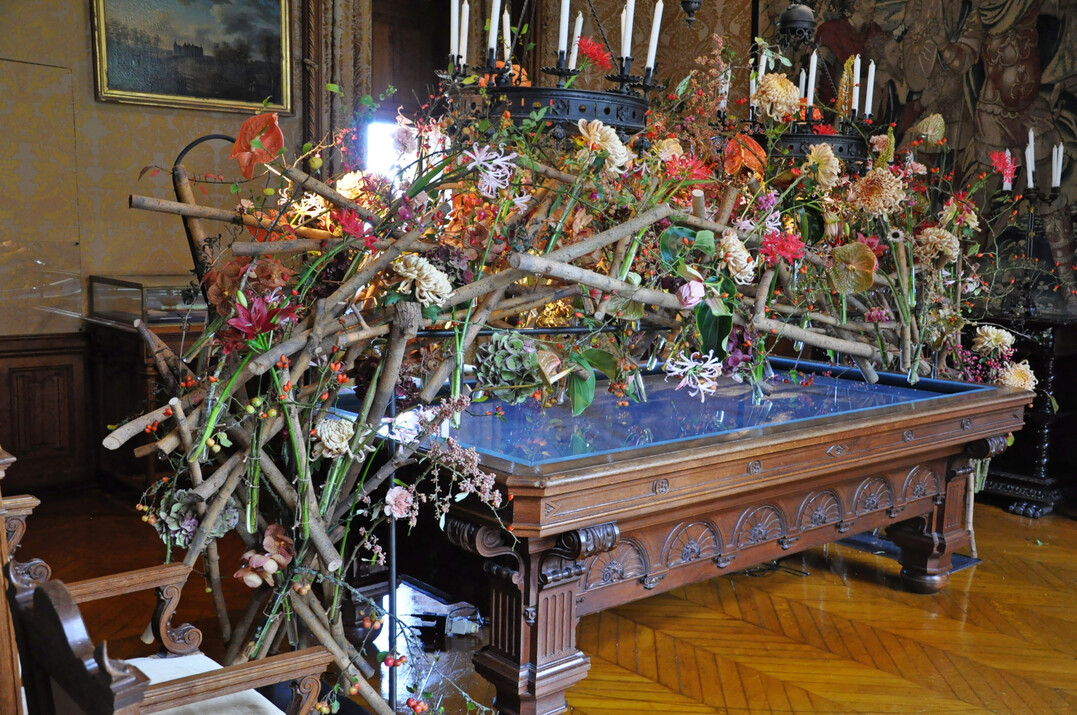 Die Installation schwebt �ber dem Billardtisch, ohne ihn zu ber�hren � eine L�sung, die Respekt vor dem Raum und hohe technische Pr�zision zeigt.