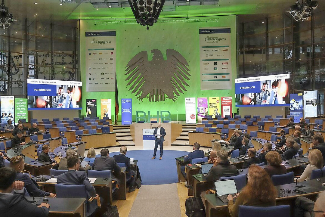 Zum 26. Mal hatte der Handelsverband zum BHB-Baumarktkongress eingeladen. Und die Lieblingslocation der Teilnehmenden, das Bonner World Conference Center im ehemaligen Bundestag, war gut gefüllt: Insgesamt 509 Führungskräfte aus der DIY-Branche kamen unter der Silhouette des Bundesadlers zusammen.
