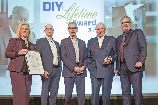 Glanzvolle Verleihung des DIY-Lifetime-Awards (v.l.): Laudatorin Susanne Jäger, BHB-Vorstandssprecher Peter Abraham, Mit-Initiator Marc Dähne, Klaus Meffert, BHB-GF Dr. Peter Wüst.
