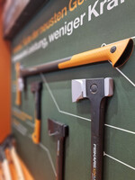 Eine optimale Gewichtsverteilung soll für mehr Kraft beim Auftreffen sorgen, die Fibercomp Stielkonstruktion soll einen hervorragenden Schlagschutz gewährleisten, die übergroße SoftGrip-Griffzone für mehr Komfort und Kontrolle sorgen.