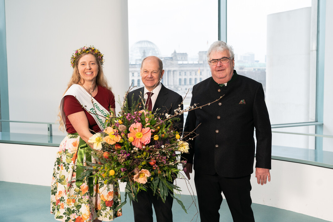 Die Deutsche Blumenfee 2022/23, Regina Haindl, überbringt den Valentinsgruß des deutschen Gartenbaus gemeinsam mit ZVG-Vizepräsident Wilhelm Böck an Bundeskanzler Olaf Scholz.