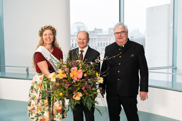 Die Deutsche Blumenfee 2022/23, Regina Haindl, berbringt den Valentinsgru des deutschen Gartenbaus gemeinsam mit ZVG-Vizeprsident Wilhelm Bck an Bundeskanzler Olaf Scholz.