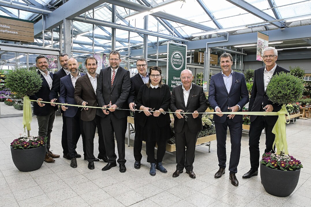 Banddurchschnitt (v.l.n.r.): Oliver Haller (Chief Purchasing Officer Dehner), Thomas Pech (Vermietungsmanager Berlinovo), Sven Bierhaus (Leiter Expansion Dehner), Georg Weber (CEO Dehner), Gert Hager (Oberbürgermeister Stadt Pforzheim), Bernhard Hönig (Chief Sales Officer Dehner), Annika Westerheide (Marktleiterin Dehner Pforzheim), Albert Weber (Senior-Chef Dehner), Dr. Hansjörg Flassak (Chief Financial Officer Dehner), Andreas Mende (Regionsleiter Dehner)