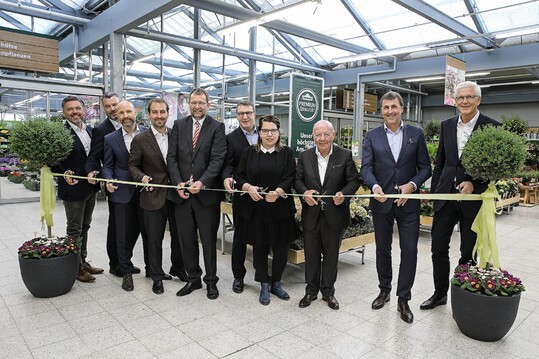 Banddurchschnitt (v.l.n.r.): Oliver Haller (Chief Purchasing Officer Dehner), Thomas Pech (Vermietungsmanager Berlinovo), Sven Bierhaus (Leiter Expansion Dehner), Georg Weber (CEO Dehner), Gert Hager (Oberbrgermeister Stadt Pforzheim), Bernhard Hnig (Chief Sales Officer Dehner), Annika Westerheide (Marktleiterin Dehner Pforzheim), Albert Weber (Senior-Chef Dehner), Dr. Hansjrg Flassak (Chief Financial Officer Dehner), Andreas Mende (Regionsleiter Dehner)