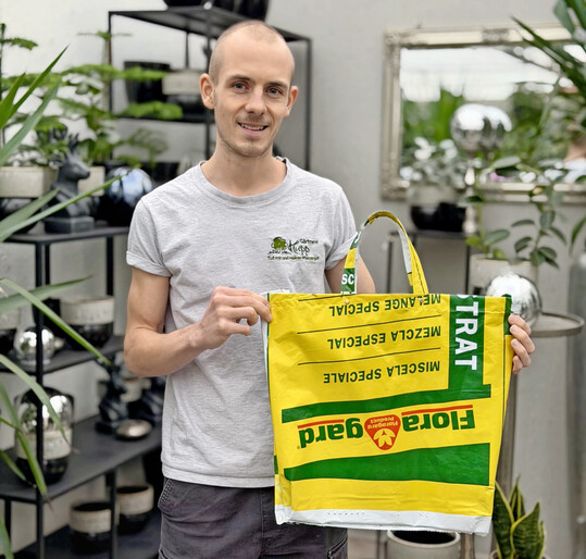 Maximilian Hupp mit einer der Erdsack-Tüten