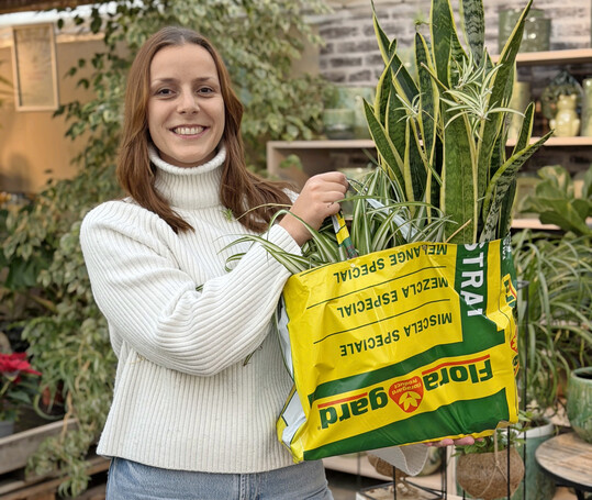 Widerstandsfähiges Material, neu gedacht – Erdsäcke dienen als Grundlage für nachhaltige Tragetaschen, die in der Werkstätte Eisingen, einer anerkannten Werkstatt für behinderte Menschen, hergestellt werden.