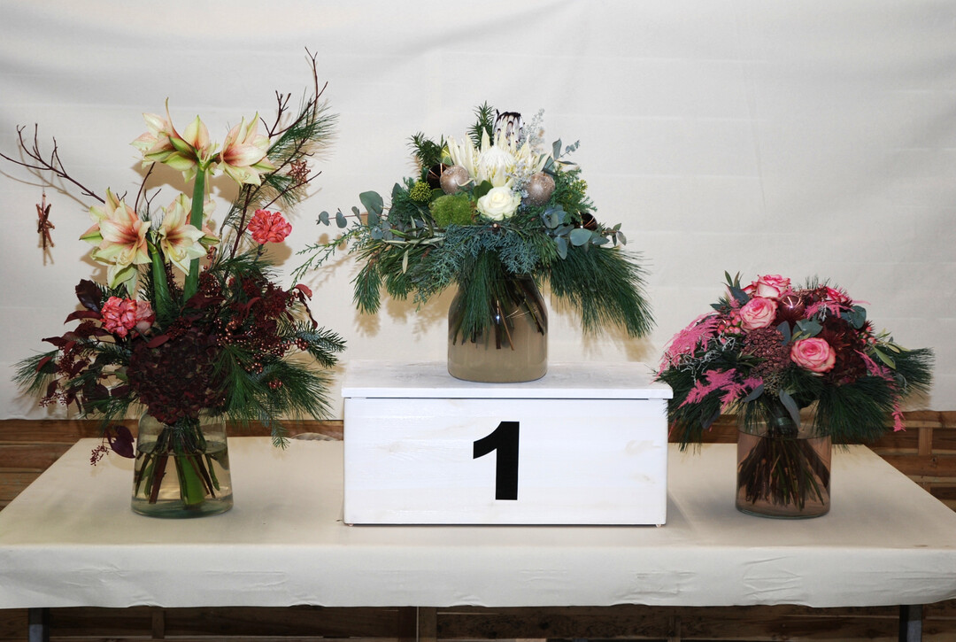 Das Siegertrio des Adventsstrau�wettbewerbs 2025 mit der Vorgabe, einen Adventsstrau� f�r
75 Euro zu gestalten.