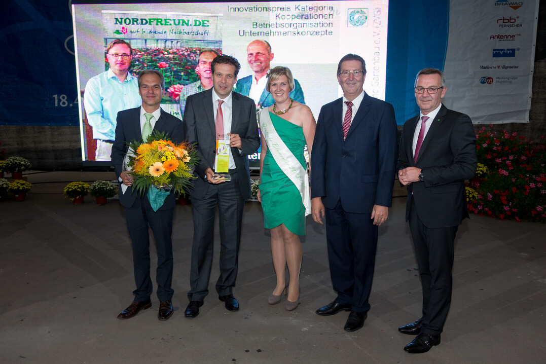 Preisverleihung am Deutschen Gartenbautag am 4. September 2015 des ZVG. Von Rechts: Herr Merz, Herr Kloos, Frau Berchtenbreiter, Herr Fey, Herr Jentsch