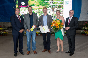 Eingerahmt von Staatsekretr Dr. Robert Kloos auf der linken sowie der neuen Blumenfee Alexandra Berchtenbreiter und ZVG-Prsident Jrgen Mertz auf der rechten Seite nahmen Sebastian Heinje und Ralf Lttmann den Deutschen Innovationspreis Gartenbau fr die INKARHO-Zchtung Bloombux entgegen.